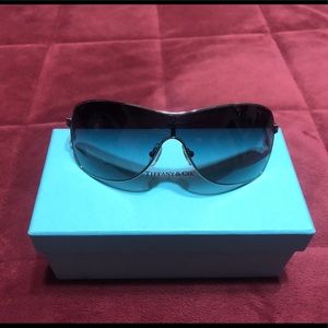 Classy Tiffany & Co. Shield Gradient Sungl…